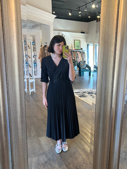 Pleat Dress with Sleeve in nero by BYU