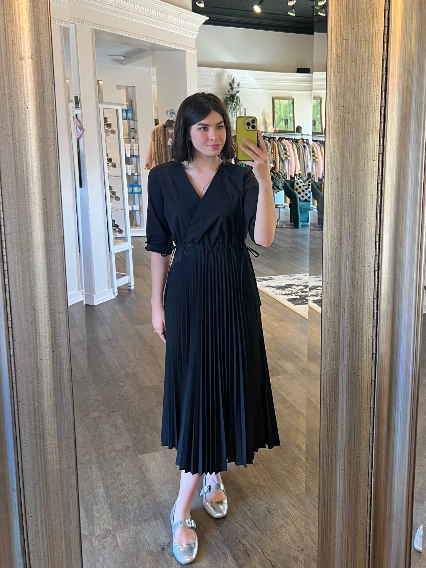 Pleat Dress with Sleeve in nero by BYU