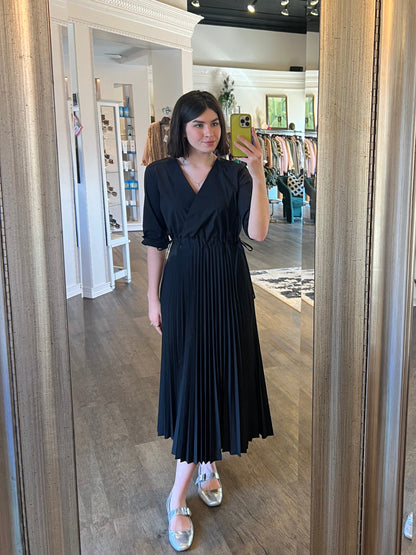 Pleat Dress with Sleeve in nero by BYU