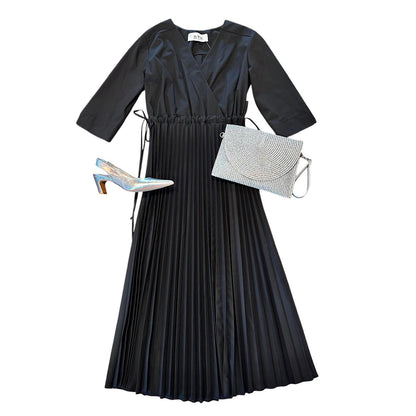 Pleat Dress with Sleeve in nero by BYU