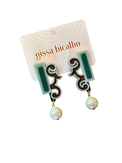 Acrylic Dorian Earrings with Pearl in green by Gissa Bicalho