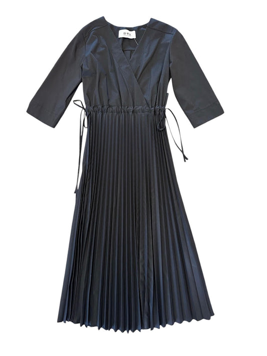 Pleat Dress with Sleeve in nero by BYU