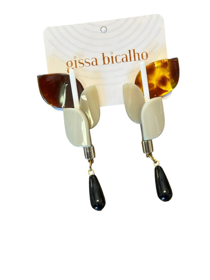 Acrylic Anthurium Earring in granite caramel by Gissa Bicalho